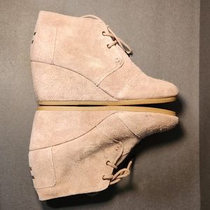 Toms Womens 8.5 gray-ish tan suede wegde heel boot